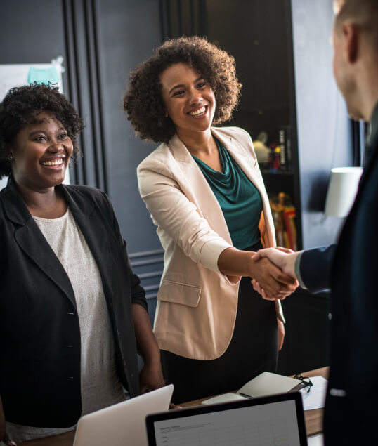 Dirigeante accompagnée lors d’un rendez-vous professionnel